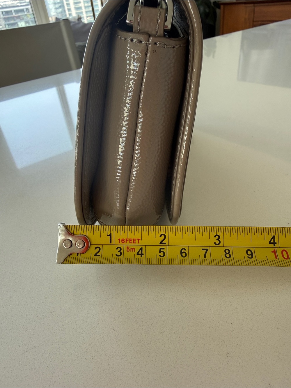 PRISTINE Tory Burch Pebbled patent Taupe Leather - Removable Crossbody Strap - Picture 10 of 12